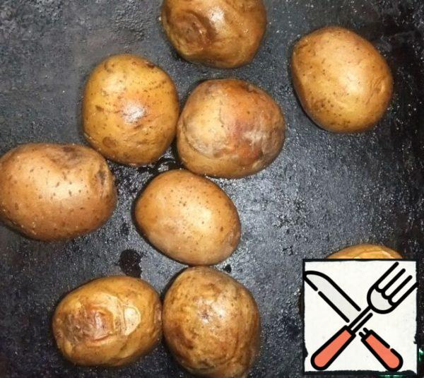 Bake for 30-40 minutes until Golden brown. Once during this time, the potatoes need to turn - to evenly covered with a crust.