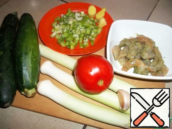 Finely chop celery, herbs, leeks rings, zucchini and tomato into small cubes (peel the zucchini). Garlic RUB them in order or skip through the press. Shrimps cooked to your liking. I first marinate, then quickly fry or bake for 5 minutes. If you take the chicken, then prepare it in advance.
