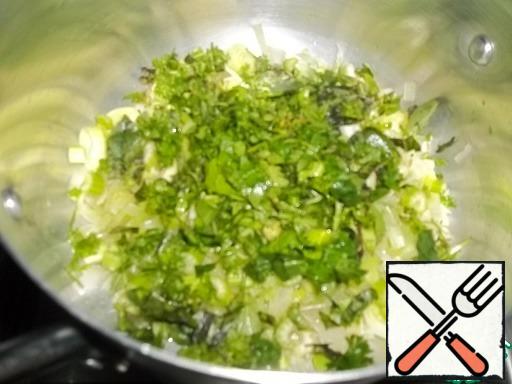 In a saucepan, heat the oil, add leeks, celery, herbs, ginger, fry over medium heat until soft, 10 minutes. Pour in the soy sauce and season with spices.