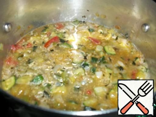 Pour the broth so that it is not fully covered with vegetables, simmer until all the vegetables are ready. Add cream, bring to a boil.
