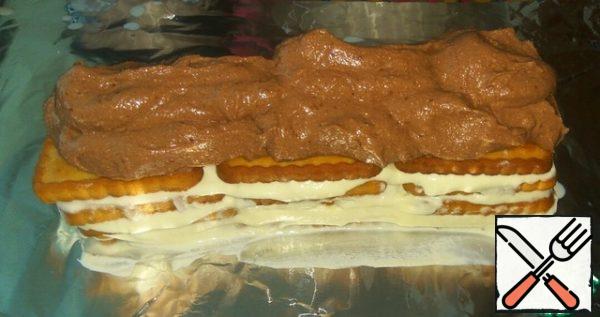 Put the chocolate-curd mass on the 4th layer of cookies.
