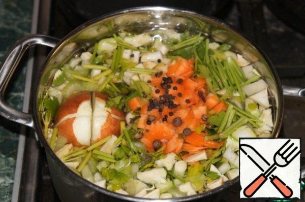 Boil the vegetable broth. Put in water onion, carrots, celery stalks, stems of dill and parsley. in addition, I use all kinds of vegetable residues that I never throw away, for example, stumps, etc. I also Add black pepper, sweet pepper, cloves. Cook 1 hour.