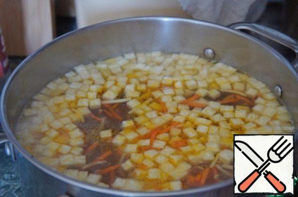 In boiling water or vegetable broth to fall asleep turnip, bring to a boil. Add carrots, celery and onions, bring to a boil again and simmer for 10 minutes.