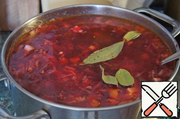 To start the soup, add 2-3 bay leaves, and then simmer the borscht for three minutes. Then season the borscht to taste with sugar, salt and citric acid and turn off the heat.
Add the garlic and let the borscht brew under the lid for 10-15 minutes.
