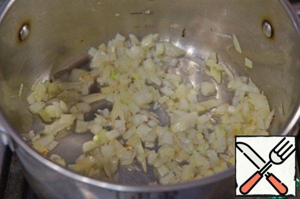 Pour vegetable oil into a large pot. Add onion and slightly put out.