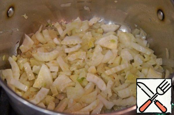 Pour the fennel, stir, cover and cook over medium heat for 5 minutes, shaking the pan periodically. Vegetables should be softer, but not toasted.
