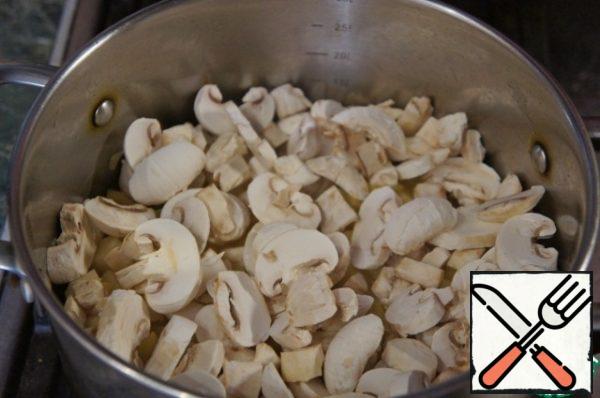 And mushrooms, mix well, pour the sherry and broth.