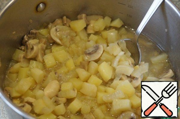Bring to a boil, reduce the heat, cover and cook for 30 minutes until the potatoes are boiled.