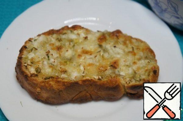 To make the dish really satisfying, spread a mixture of cheese and fennel on thick slices of bread and fry until golden brown.
