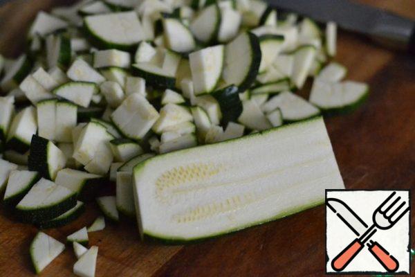 Cut the young zucchini or zucchini into small pieces.
