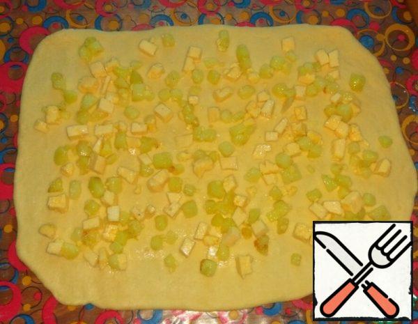 Roll out each part of the dough into a layer about 3-4 mm thick.
