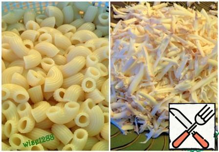 Pasta boil in salted water for 7 minutes, throw in a colander. Chop the cheese.