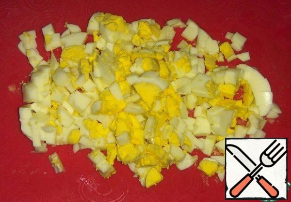 Finely chop the boiled eggs.

