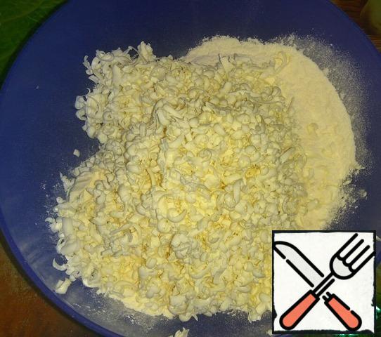 Pour the flour into a bowl, grate the oil from the freezer.
Stir well.