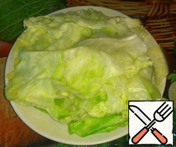 The first thing we do is cabbage.
We will need 1 small fork of cabbage. Cut the leaves at the base, near the stalk. Remove the leaves.
If the leaves can not be removed, then you will need to boil the cabbage completely and already in the process of cooking to remove the leaves slowly.
Cabbage leaves should be well boiled in salted water until soft, so they then do not crunch on the teeth. Young cabbage about 7 minutes will be enough.