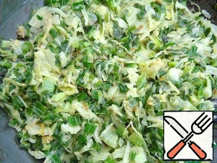 Chop the cabbage and cut the green onions. Transfer to the pan and fry for 15 minutes in vegetable oil.