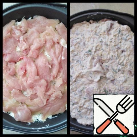 Spread out the second layer of chicken breast, salt, pepper and put the second part of the cheese mixture and smooth.