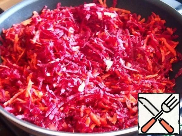 The filling is simple to the point of outrage. Fry the onion in sunflower oil, add the beets and carrots grated on a coarse grater. Simmer under the lid on low heat until soft. Add the tomato sauce, stir, open the lid and hold it on the fire for a little longer so that the excess liquid evaporates.
