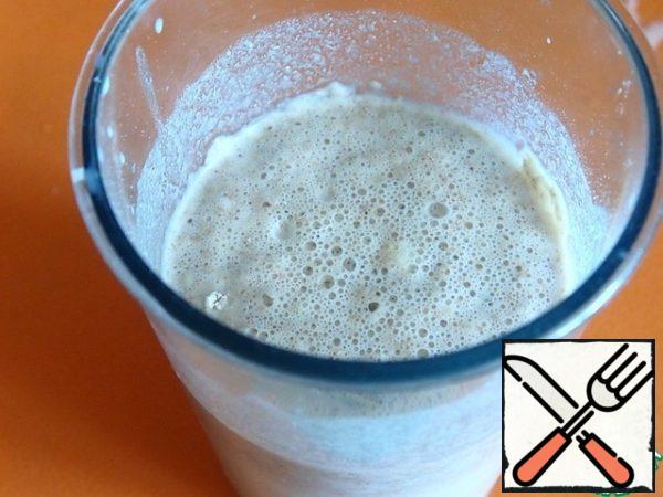 In warm milk, dissolve a spoonful of sugar, yeast and two tablespoons of flour. Put it in a warm place and wait for the formation of a foam cap.
