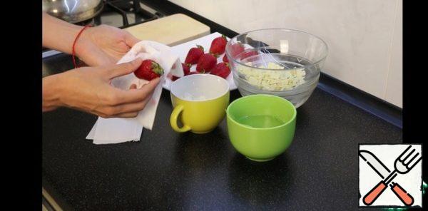 The strawberries dry with a wipe cloth.