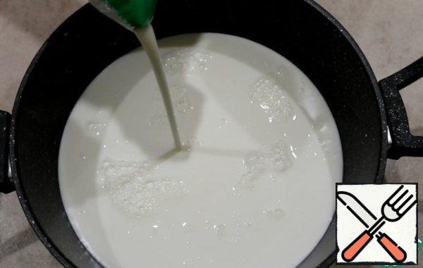 In a saucepan, pour the milk and yogurt, put to heat over medium heat. Not boil.