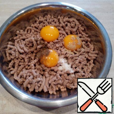 Boiled meat together with the soaked loaf to pass twice through a meat grinder with a small lattice.
Separate eggs into whites and yolks. Add the egg yolks in a bowl to a missed ball. Add salt to taste and season with spices.