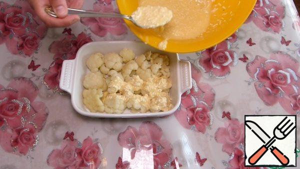 Assemble the dish:
Grease the baking dish with vegetable oil.
Lay out the cauliflower.
Fill with the prepared filling.

