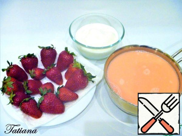 Two main products are used for yoghurt fermentation : milk and sourdough. In the absence of dry milk leaven, for the fermentation of milk is quite suitable jar of natural yogurt
(trust brand), fat content of at least 3 %. 1 liter of milk is enough 150-200 g. the finished yogurt. In this recipe, dessert yogurt with chocolate and strawberries will be prepared, so the "starter" ferment (finished yogurt)is taken in greater quantities so that the yogurt clot can withstand the weight of additional additives. For yogurt milk should have a temperature of 40 degrees, not higher. Already at 50 degrees, bacteria can die, fermentation will not happen. Heat the milk to a hot state (I use pasteurized milk that is brought to a boil). In milk, place the chocolate, with constant stirring, melt the chocolate. Allow the milk mixture to cool to an acceptable temperature (it is convenient to cool the mixture in a sink with cold water).