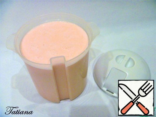 You can prepare yogurt in serving jars or in a large one-liter container. The weight of the ingredients is taken with a small margin, as in the moments of straining and transfusion, a few extra grams will "settle"on the walls of the dishes. Place the starter yogurt in a small container, add a little chocolate-milk mixture (through a sieve), mix well. Pour the mixture into a glass to make yogurt, then pour the remaining chocolate milk (use a strainer, may remain unsolved pieces of chocolate). Pour the milk mixture into a glass on 1-1,5 cm without adding to the top (to then fit strawberry).
