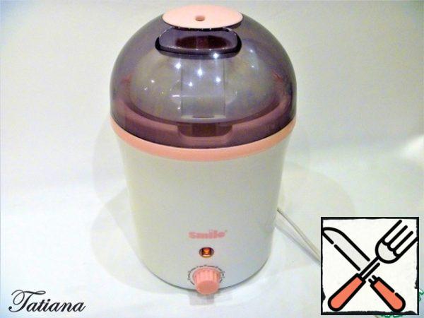 The glass with the mixture, cover with lid, place in yogurt maker. Set the time for 6-8 hours. Yogurt maker greatly facilitates the cooking process and guarantees 100% quality of delicious yogurt. The main job of the yogurt maker is to maintain a constant temperature throughout the fermentation period.