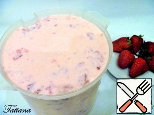 At the end of the cooking time,a container of yogurt should be cooled to 5 degrees in the worst case yogurt percinet. The longer yogurt will be in the refrigerator, the denser will be its consistency.
The finished yogurt is very thick, incredibly tasty (with moderate sweetness)and fragrant (in the photo you can see that strawberries are evenly "placed" throughout the volume of yogurt.