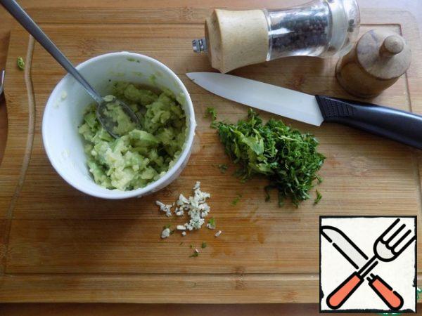 Garlic and parsley chopped chopped. Sent to the avocado and connected. Of course you can break everything with a blender. For me, my way tastes better and more beautiful it will look on the sandwiches.