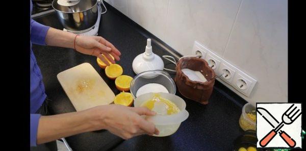 Pour it into sugar. The approximate amount of juice will be about 150-200 ml. This is enough. If less, add water. And mix well.
If the sugar is large, it is possible to send in the microwave for 3-5 minutes so that the sugar is dissolved.
