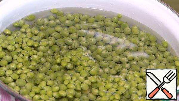 Green peas are cleaned, washed, pour boiling water to cover the peas.
Send the pan to the fire.