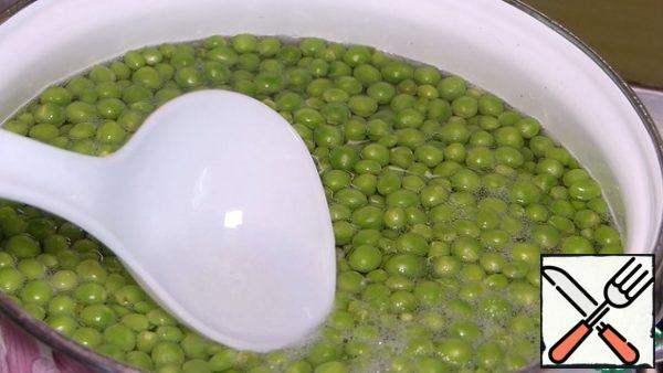 After waiting for boiling, collect the foam and cook for 10-20 minutes. The time depends on the youth of the peas, the older, the longer we cook.
