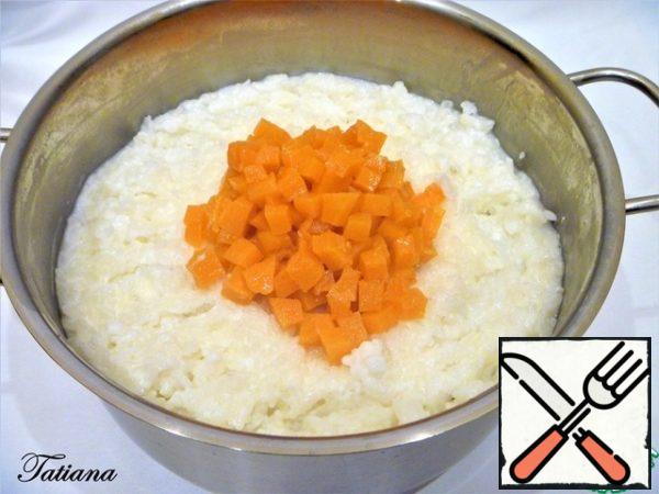 In the finished porridge, add 1 tablespoon of sugar,1 tablespoon of oil, cooked pumpkin, mix. Leave a mess under the lid while preparing the strawberry sauce.