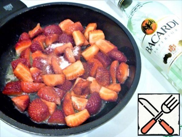 Wash strawberries, dry, remove the tails, cut into 4 parts. In a frying pan, melt the butter (1 tablespoon), put strawberries in the oil, add 1 tablespoon of sugar, fry the strawberries for 3-5 minutes, pour the rum, set fire to flambé the strawberries. If the porridge will eat kids, cook the sauce without rum, just put out the strawberries in butter and sugar.
