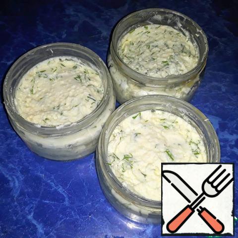 The output is a delicious nozzle with a total weight of 550 grams. I sorted it into three small jars. 100 grams of product total 79.1 calories, 14.4 protein, 1.5 fats and carbohydrates 2.1.
The pate was very tasty and healthy. Bon appetit!