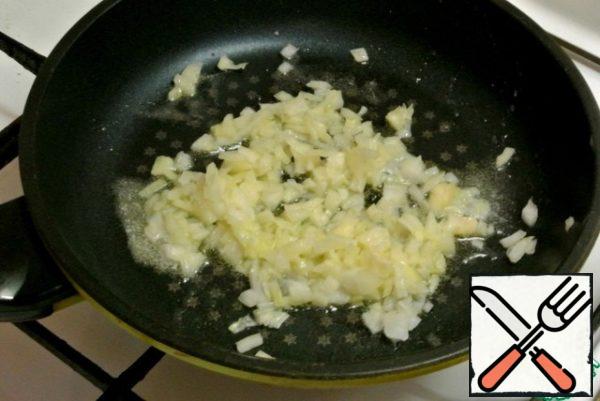 Onions finely chop, fry in 30 grams of butter until soft.