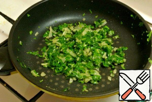 Let spinach settle. Add salt, pepper and grated nutmeg.