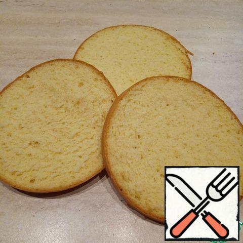 If necessary, trim the top and cut the biscuit into three cakes.This biscuit can be baked in advance, cakes wrapped in film and put in the refrigerator at night. And wrapped cakes are perfectly stored in the freezer for up to three months.