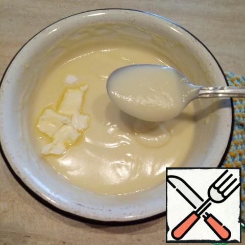 Combine the remaining milk with the sugar until the sugar is completely dissolved and bring to a boil over medium heat.
A thin stream pour the egg-flour mixture, stirring constantly with a whisk. Cook on low heat until thick, working intensively whisk!Ready custard remove from heat, add a spoonful of oil (from the total) and vanilla, mix well. Cover with a film "in contact" and cool to room temperature.