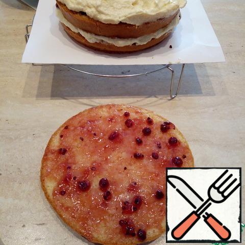 Continue to collect the cake, greasing the cakes with jam and cover the second part of the cream. Medium cake grease jam on both sides. Bottom of the top cake is also lubricated with jam and lubricated side cover the cake.The third part of the cream to coat the top and sides of the cake.