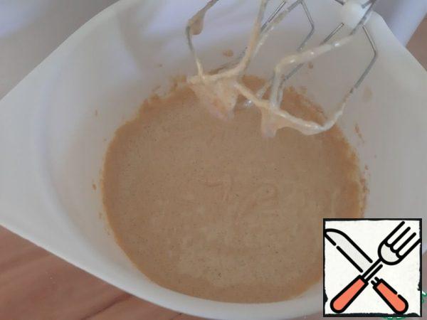 Turn on the oven at 200°C. Divide the eggs into yolks and whites.
Whisk the whites with a pinch of salt until fluffy peaks.
Beat the yolks with a mixer with sugar.
