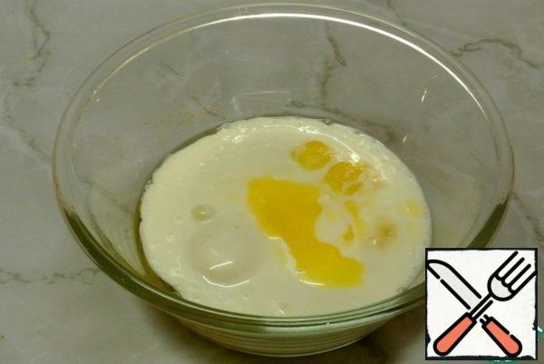 The yogurt beat the egg, add the rest (30 grams) of butter.