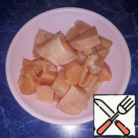 Cut the chicken fillet into medium cubes. Put out until ready or boil (7 minutes).