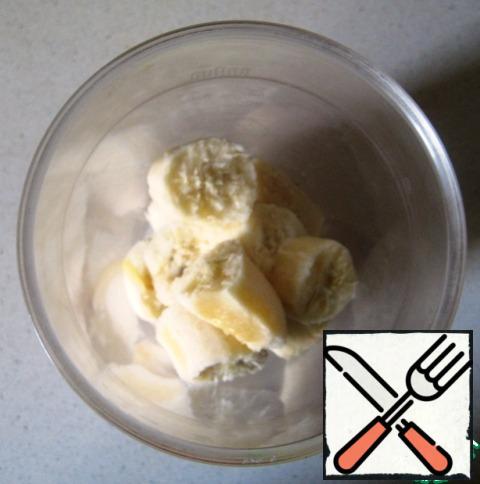 Pieces of peeled banana put in a glass blender and puree. Add caramel pudding.