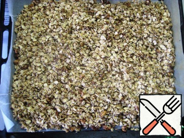 Place a uniform layer on a baking sheet (previously covered with baking parchment) and send it to bake in a preheated oven to 150 degrees.
Bake for about 40-45 minutes. Stir the granola every 10 minutes, removing the baking sheet from the oven.
