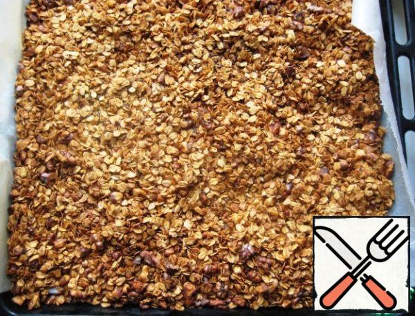 As soon as you see that the granola has become completely dry and golden, remove the baking sheet from the oven.
