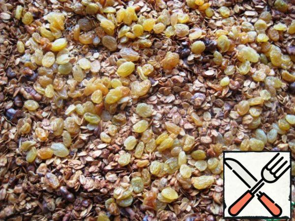Let it cool down a little and add the raisins (pre-pour boiling water over the raisins, let it brew, then drain the water and dry the raisins with a napkin). Stir again and let cool completely.
The cooled granola is stored in a hermetically sealed container.